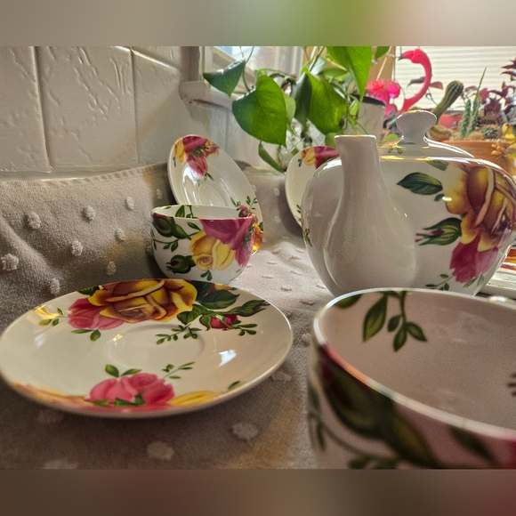 RARE  Royal Albert Country Rose" Tea Set - Teapot, Cups & Saucers - Pristine - Picture 5 of 7